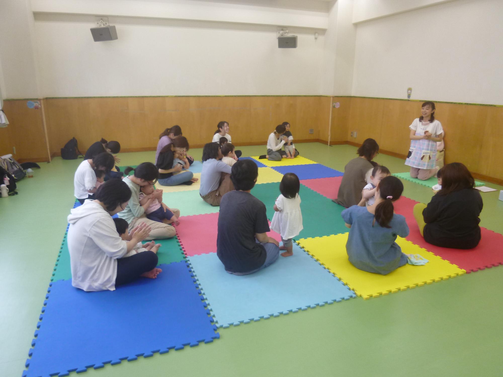 「親子リトミック」の参加者が並んで座っている様子