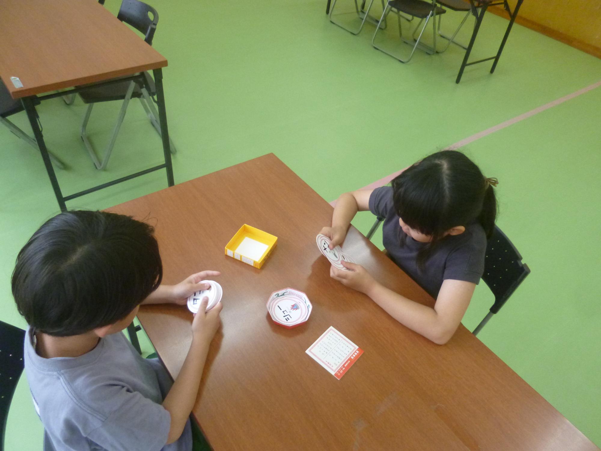 「やってみよう！ボードゲーム」、姉弟で「音速飯店」を遊んでいる写真