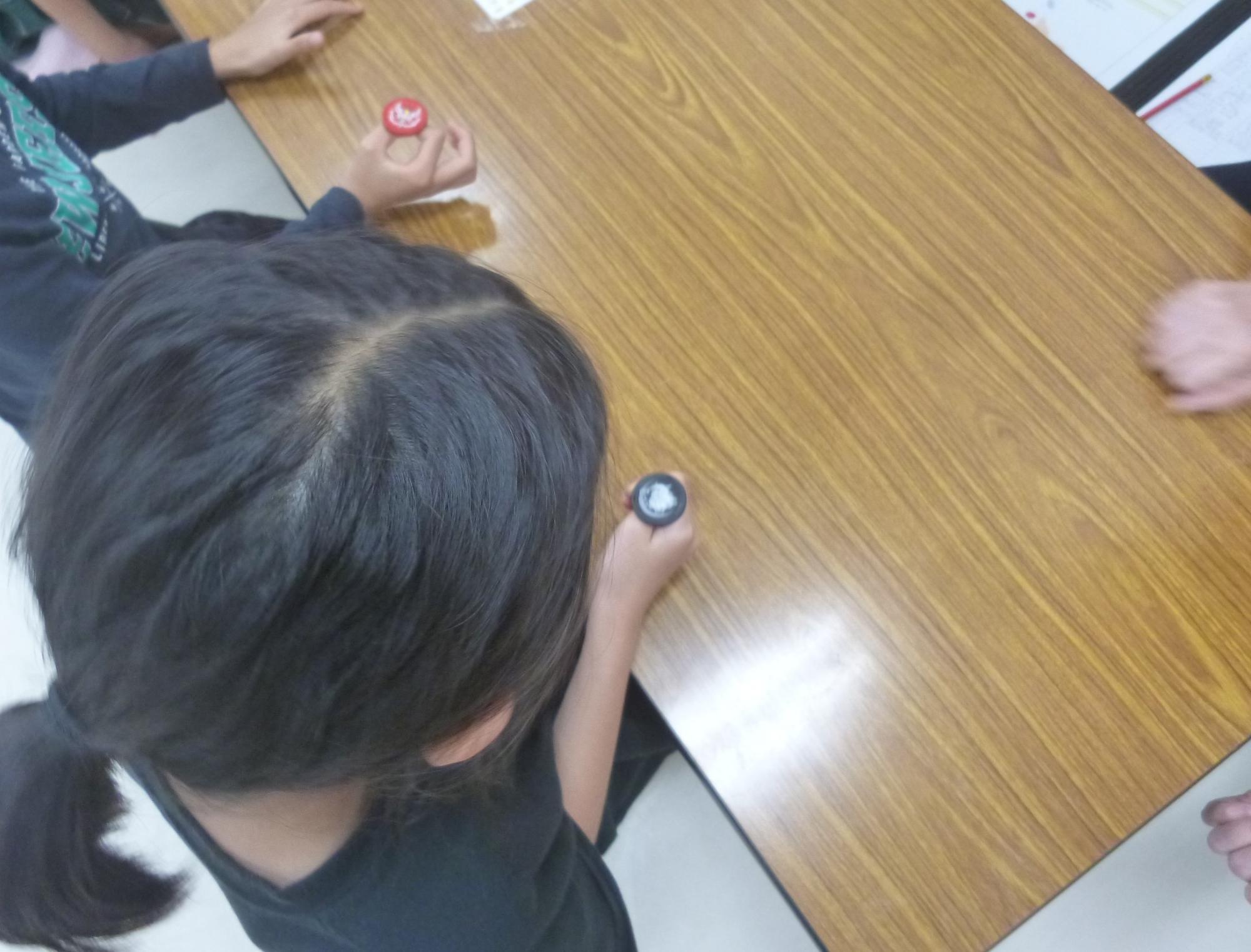 「こんちゃれ」、コイントスをする子ども写真2