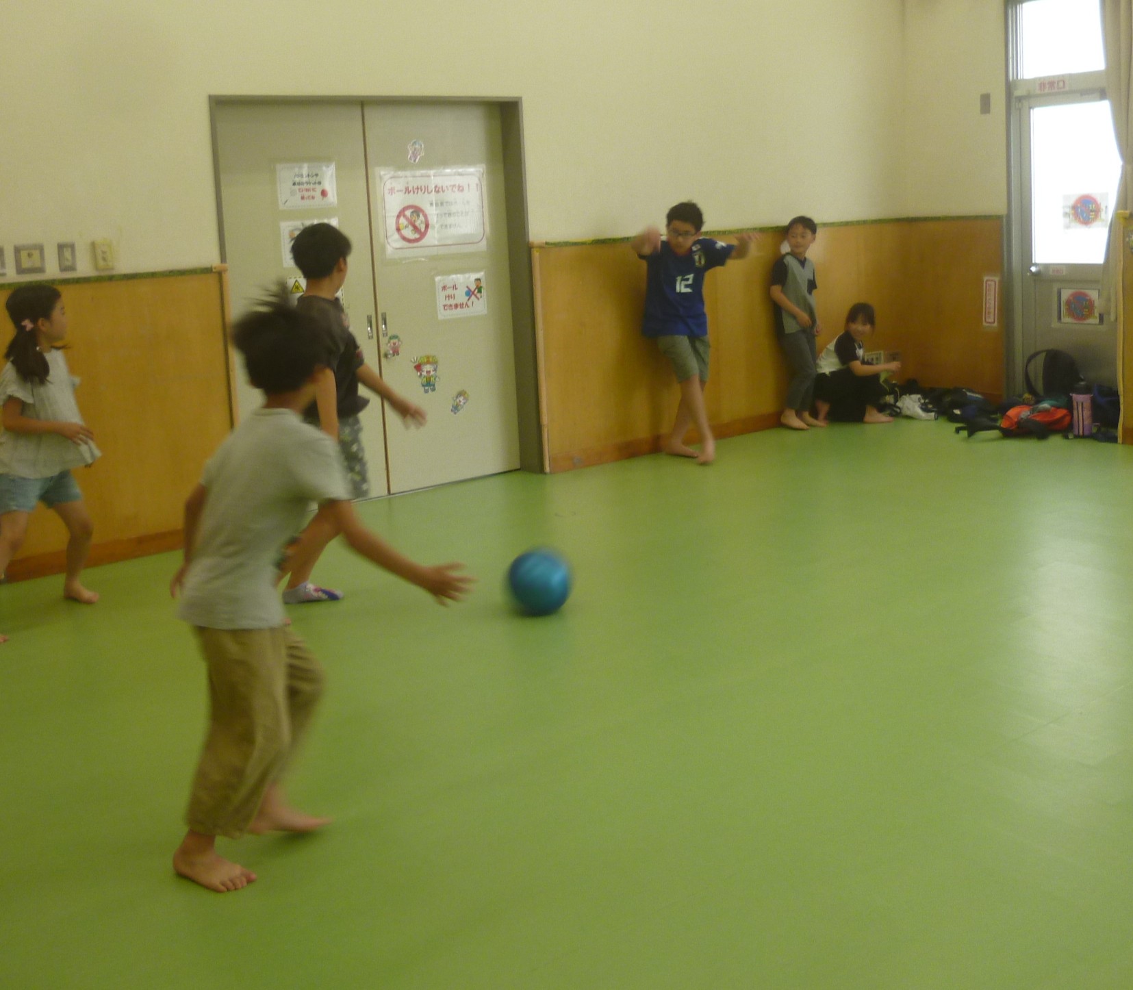 「みんなあつまれ！ドッジボール」、ドッジボールを楽しむ小学生たちの写真