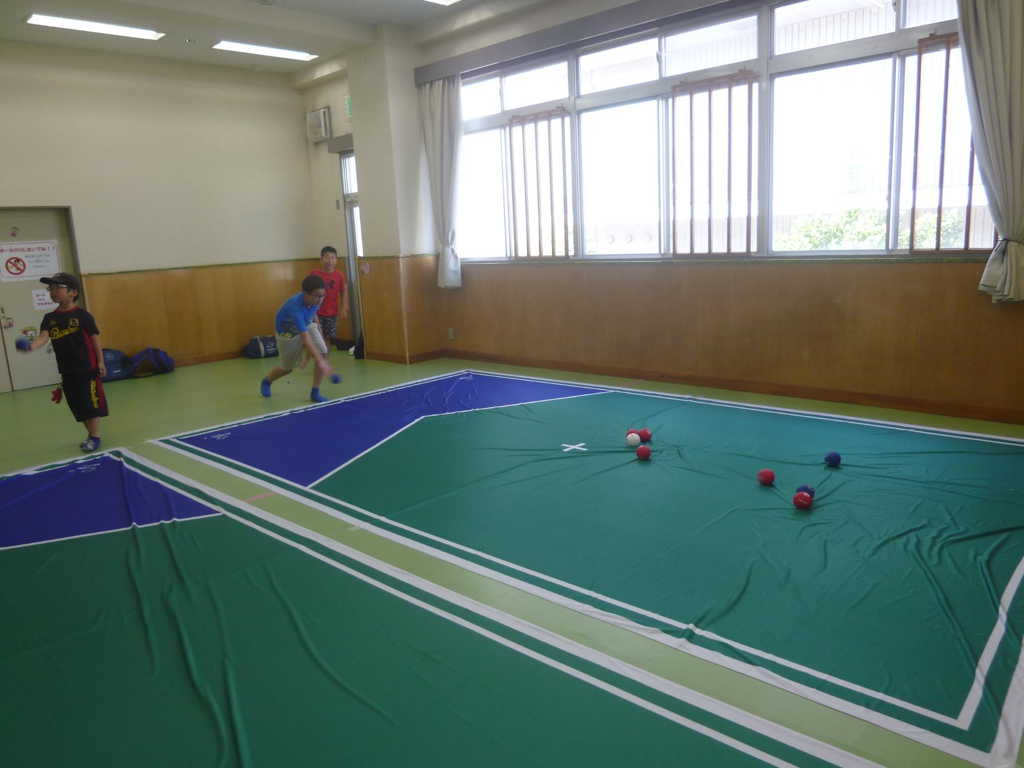 「やってみよう！ボッチャ」、ボッチャに挑戦する小学生の写真