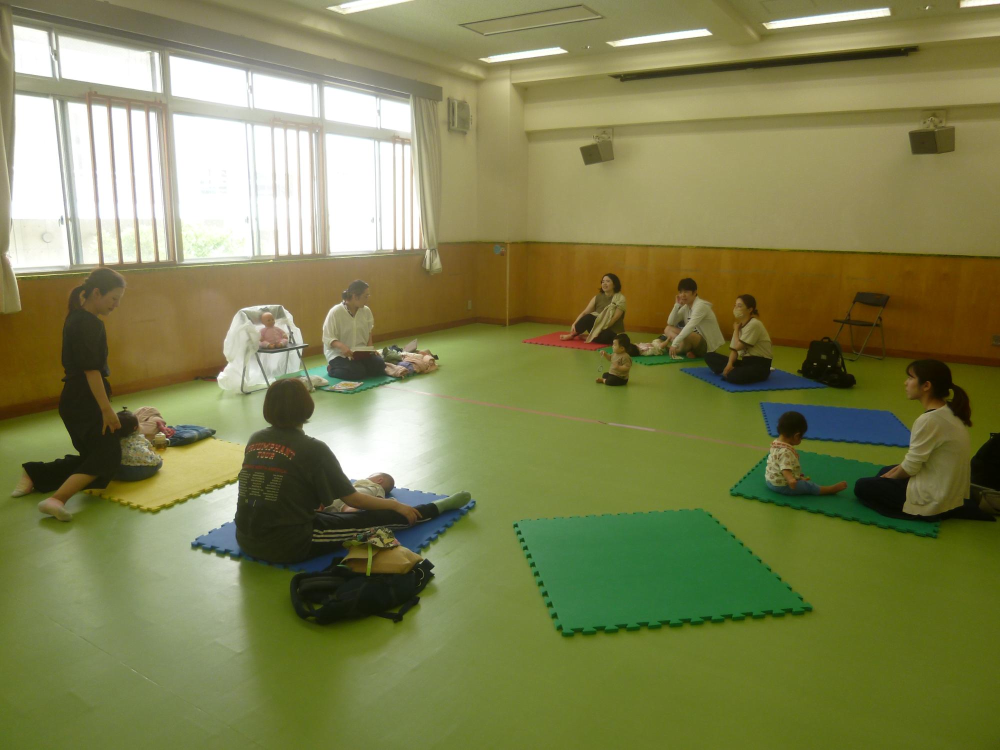 抱っことおんぶの練習をする様子