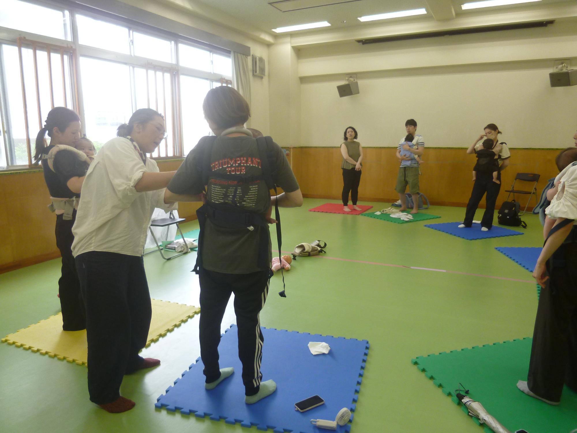 抱っこの練習をする様子
