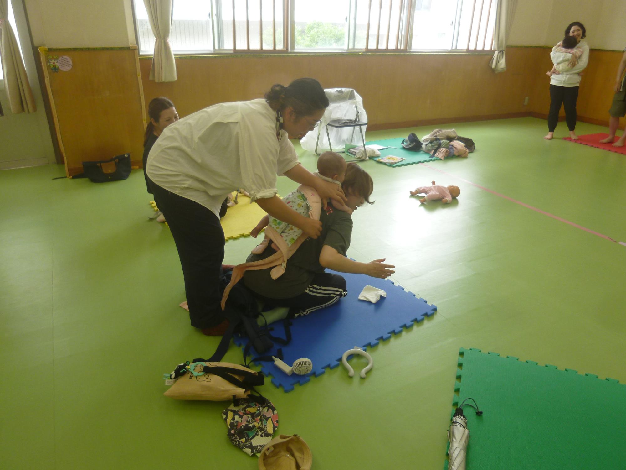 おんぶのやり方を教わる様子