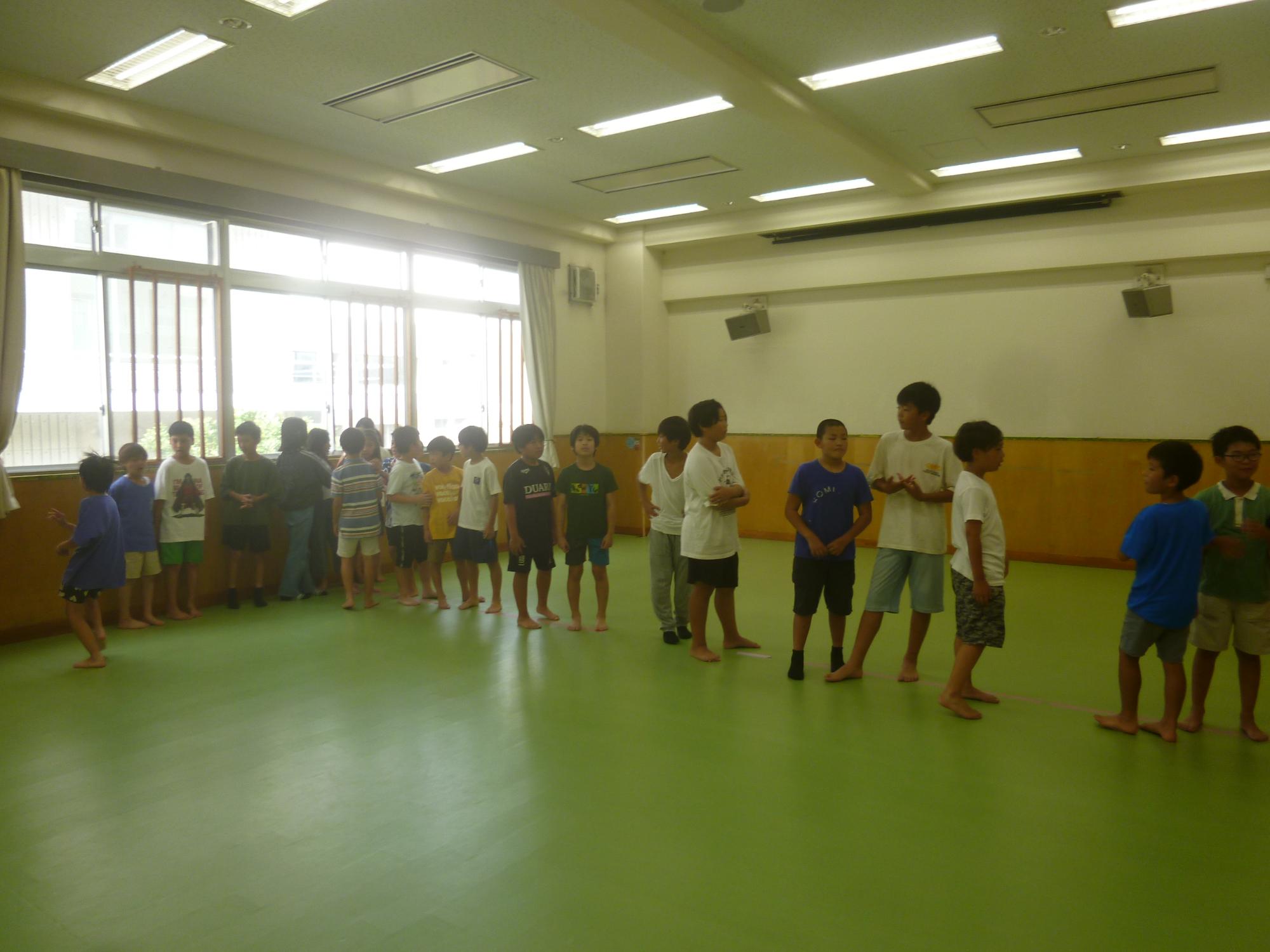 「ドッジボール」、チーム分けのため並んでいる小中学生の写真