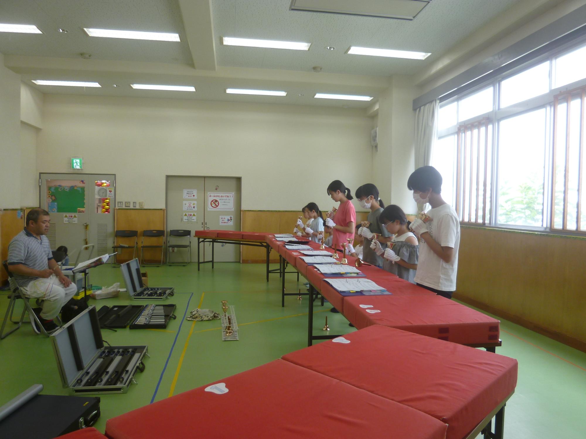 ハンドベルの練習風景