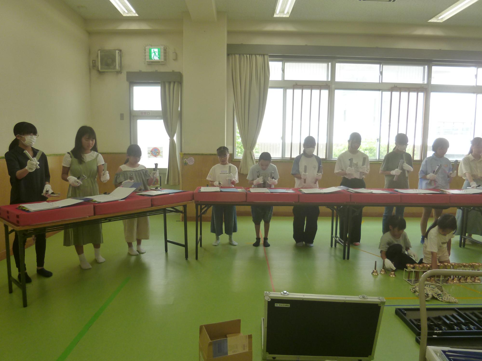 ハンドベルの演奏をしている様子