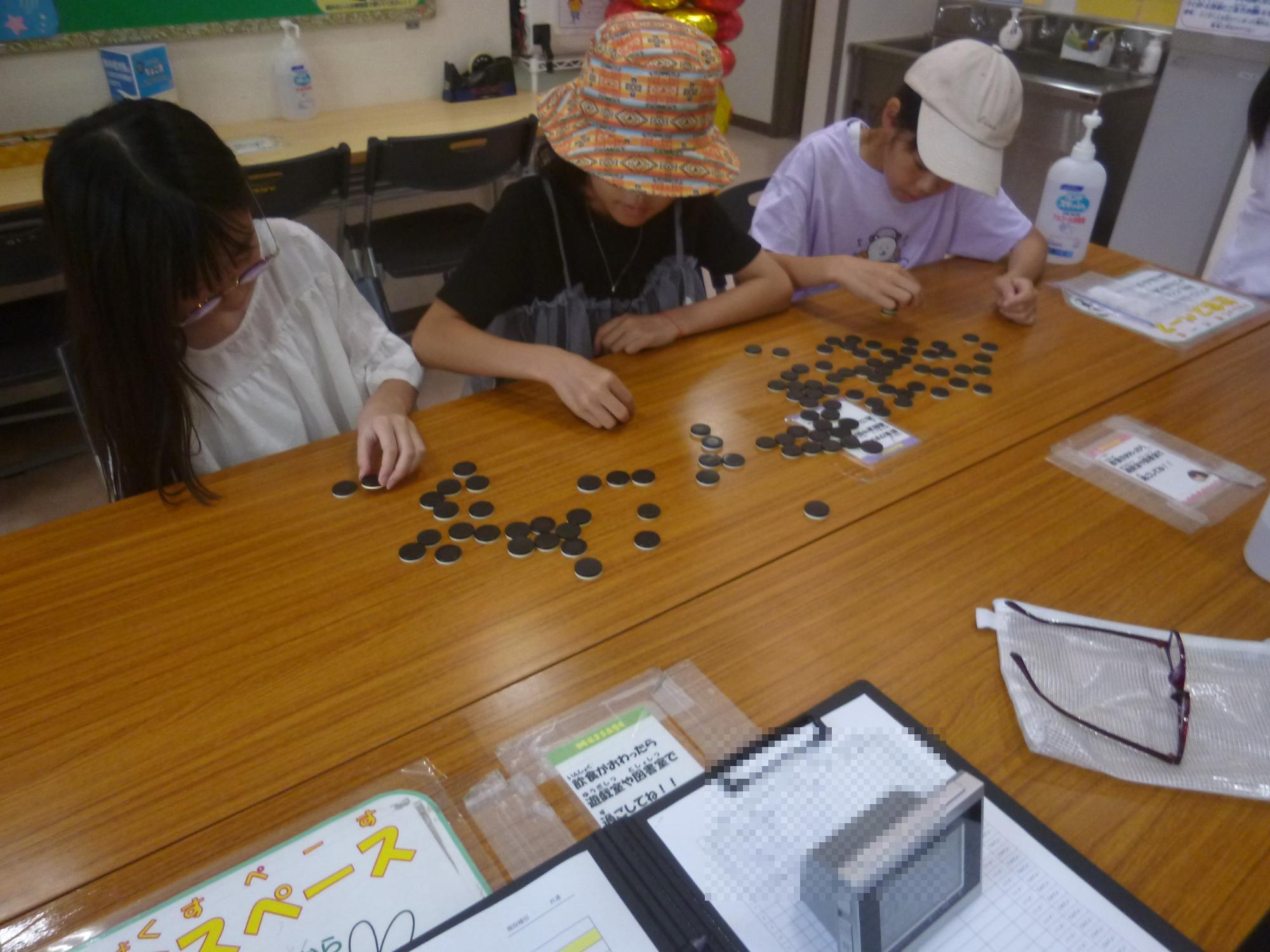 オセロを片手で積み上げている様子