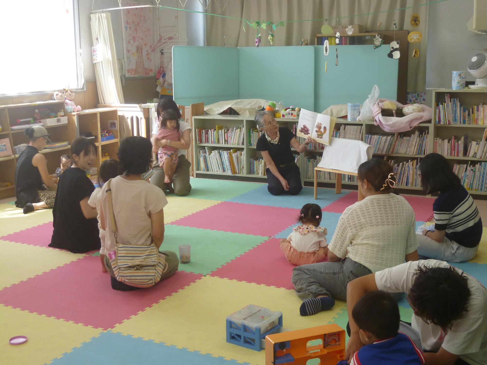 絵本の読み聞かせ