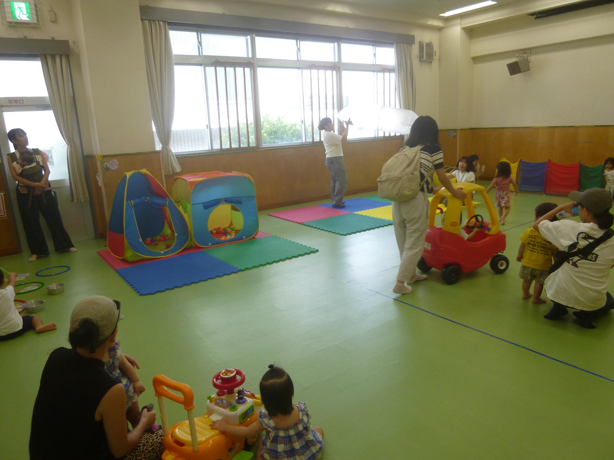 好きな遊具で思い思いに遊ぶ