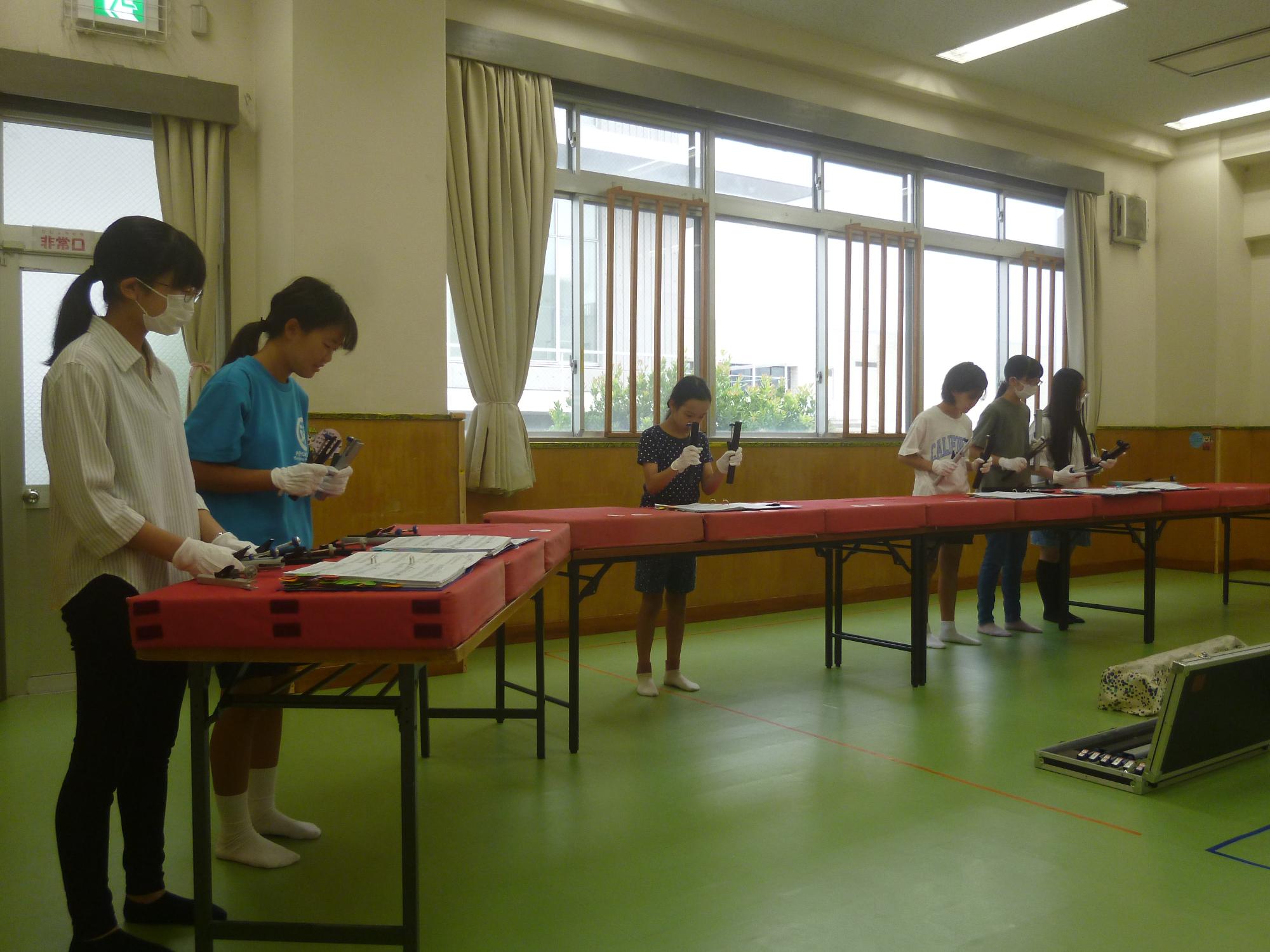 ハンドベルの練習をしている様子