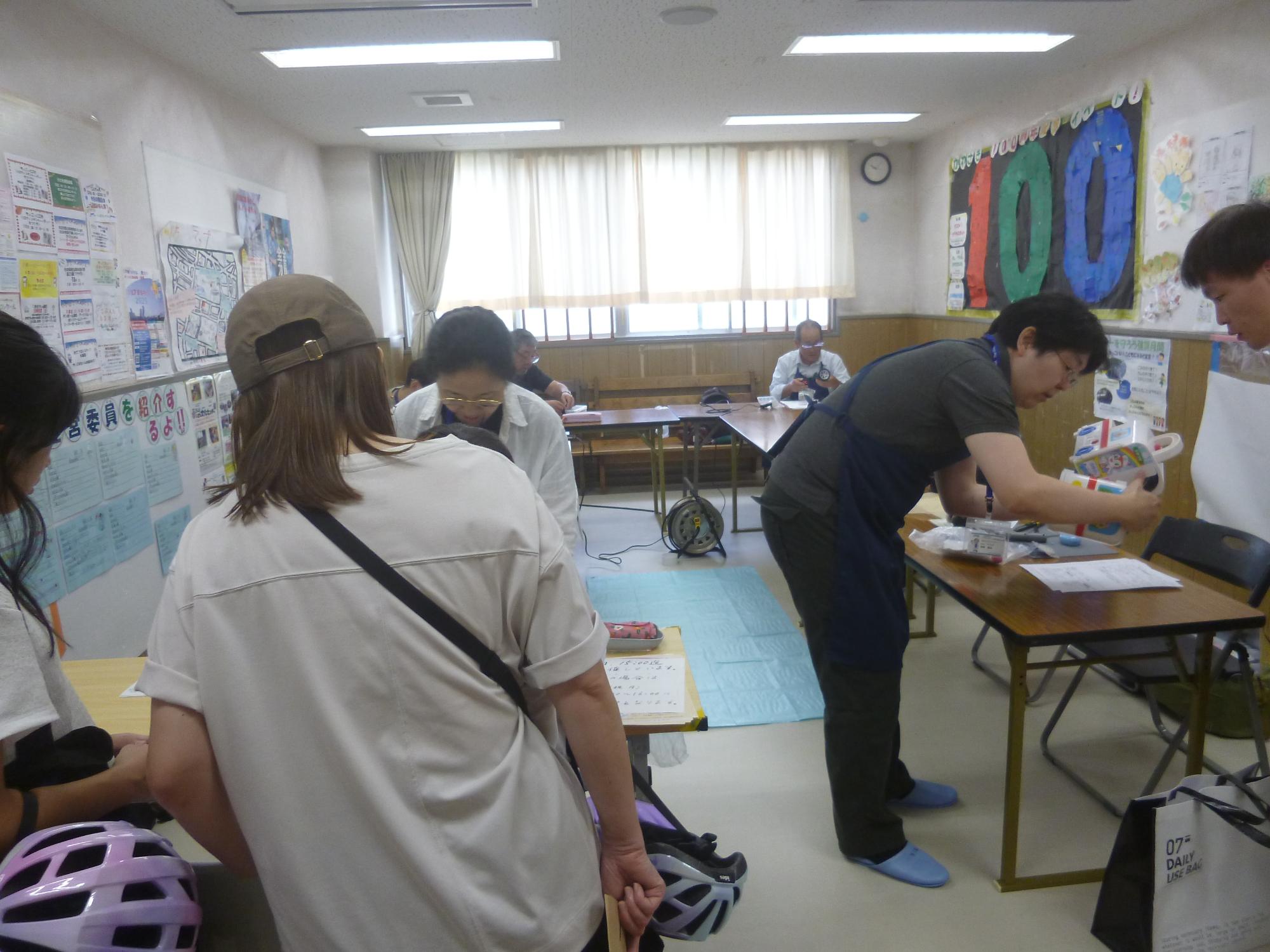 おもちゃの修理の受付をしている様子