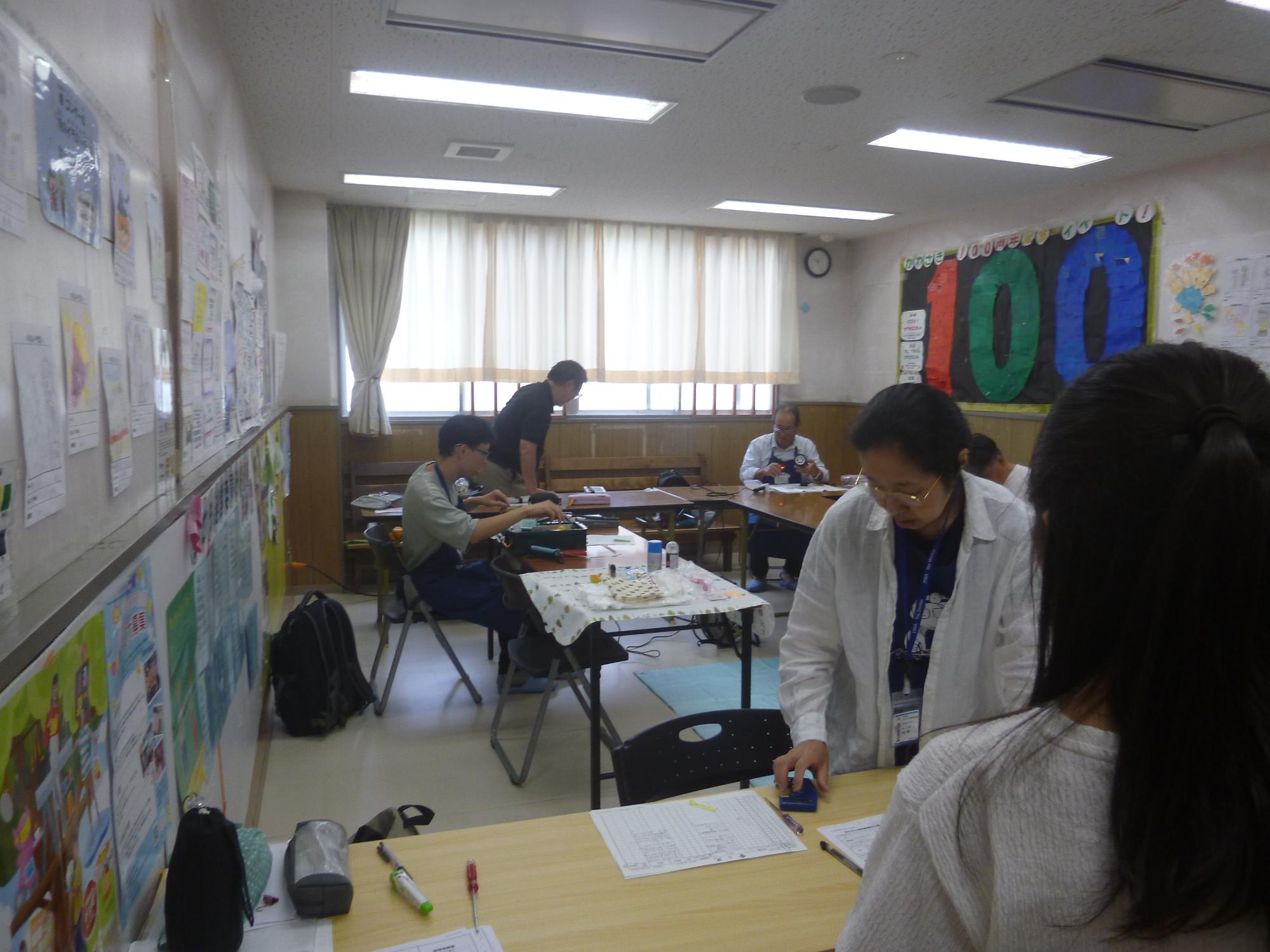 おもちゃの病院の先生がおもちゃの修理をしてくれている様子