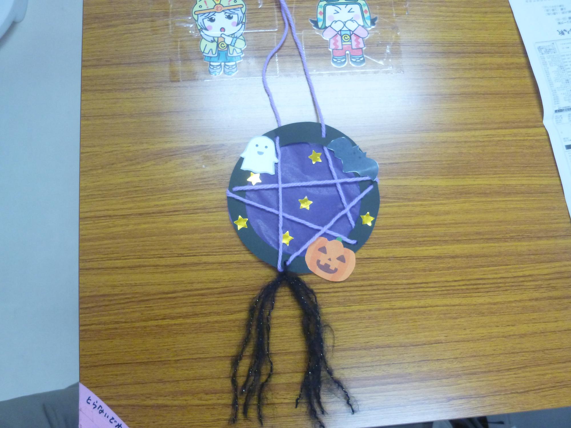 ハロウィンサンキャッチャーが完成した様子