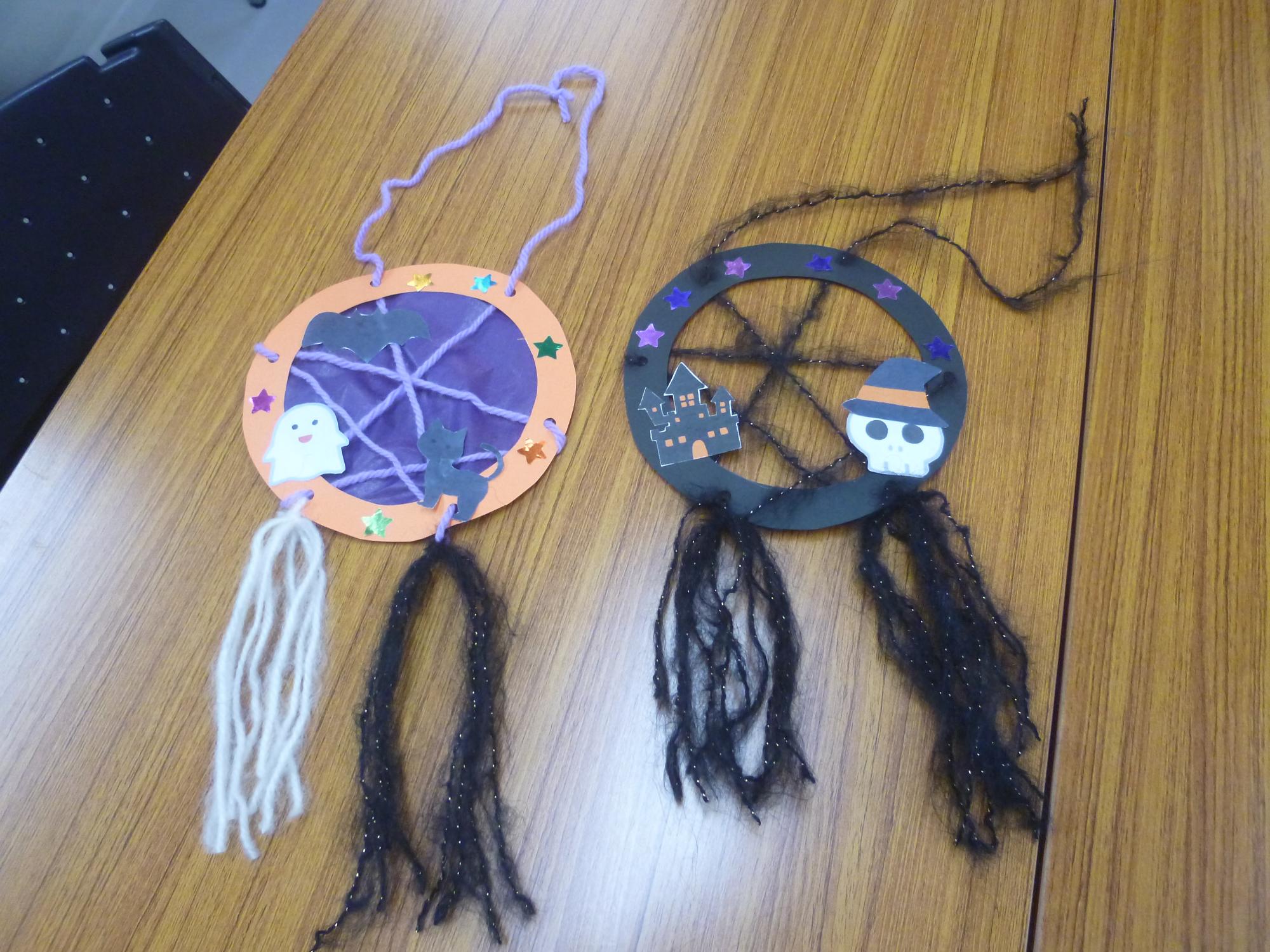 オリジナルのハロウィンサンキャッチャーが完成した様子