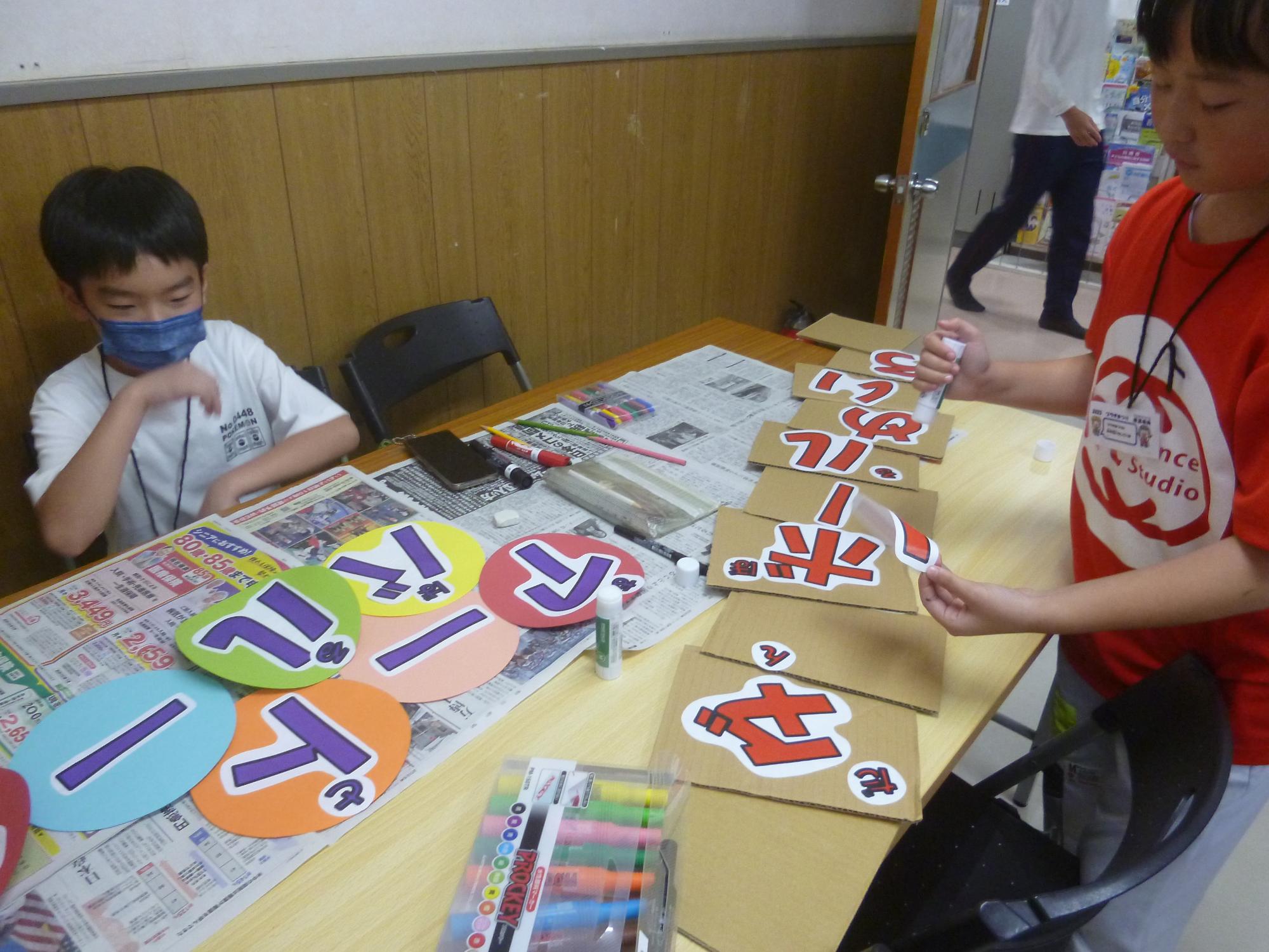 プラザ祭りの看板づくりをしている様子