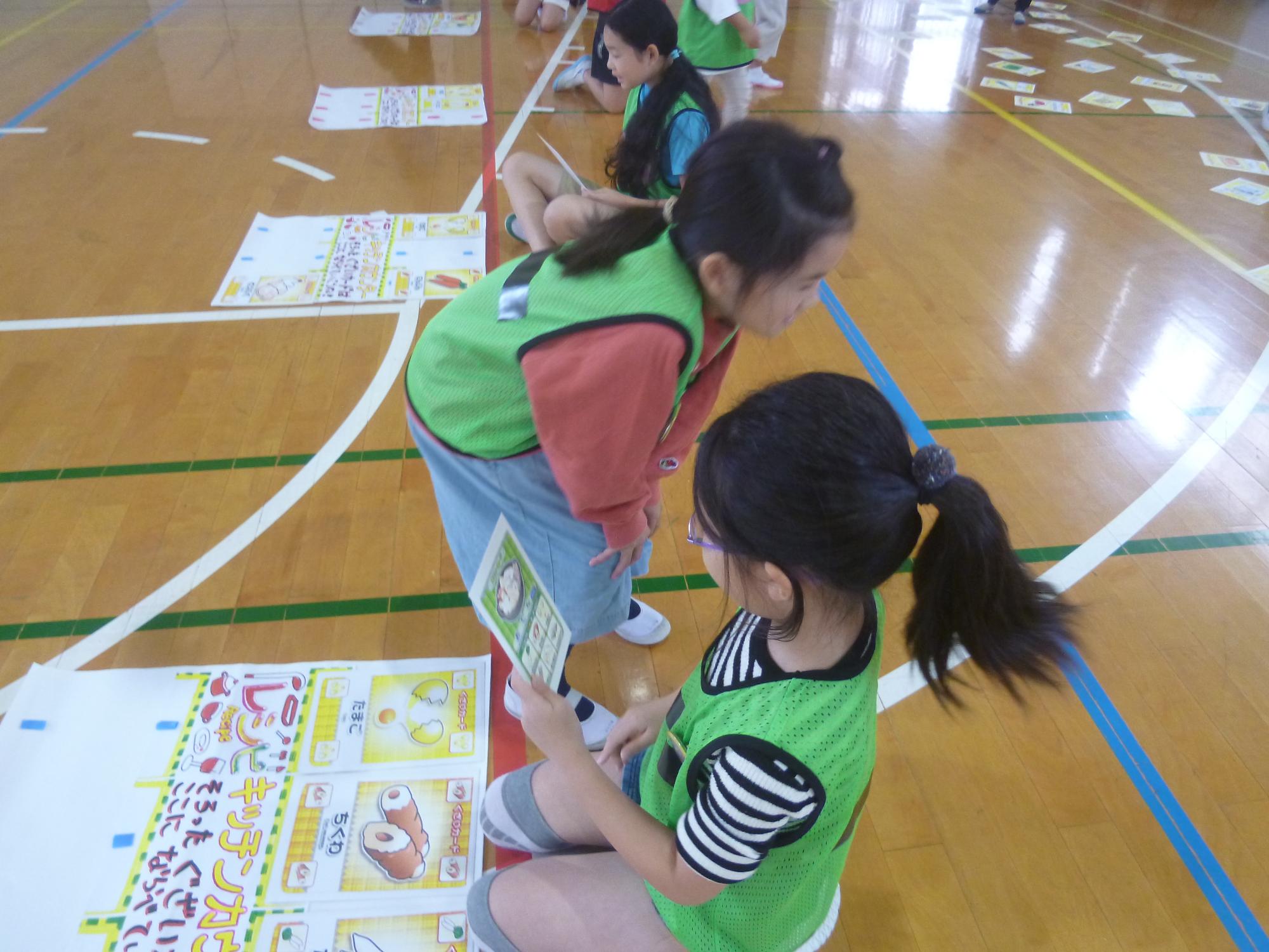 大型レシピゲームを楽しむ様子