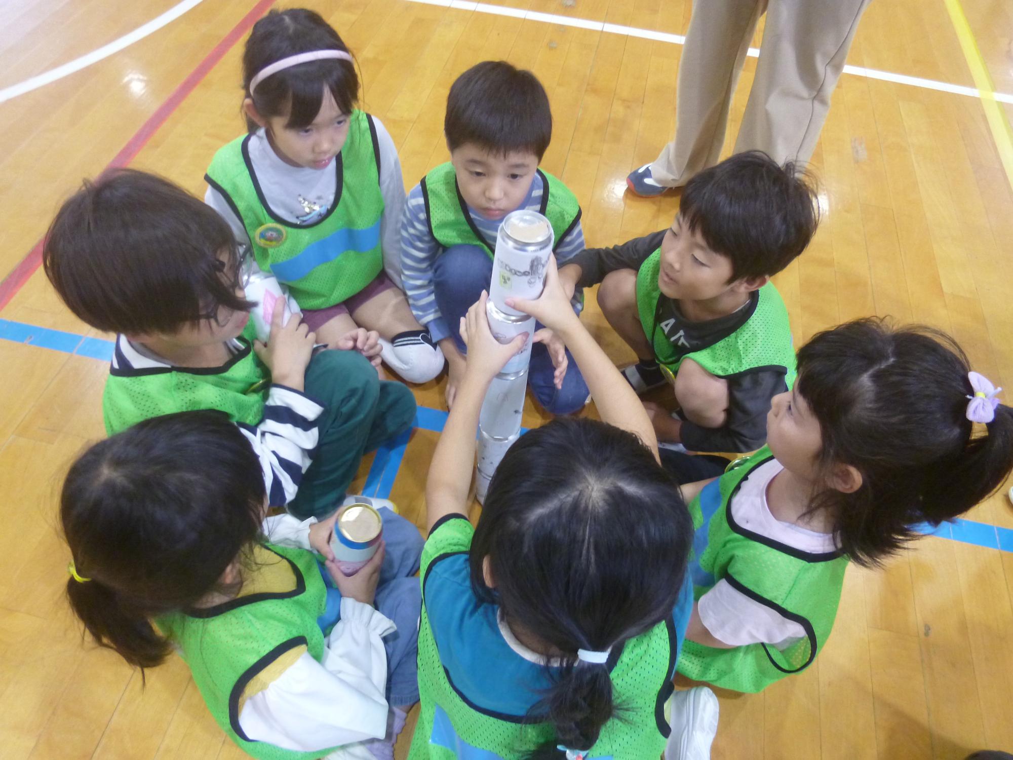 缶積みを頑張る様子