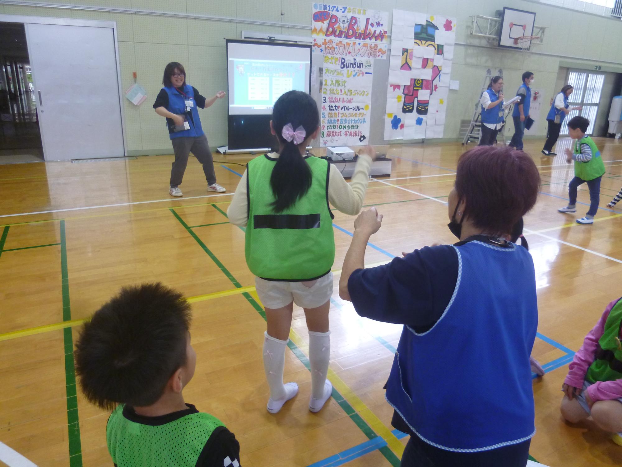 エアーギターの真似をしている様子