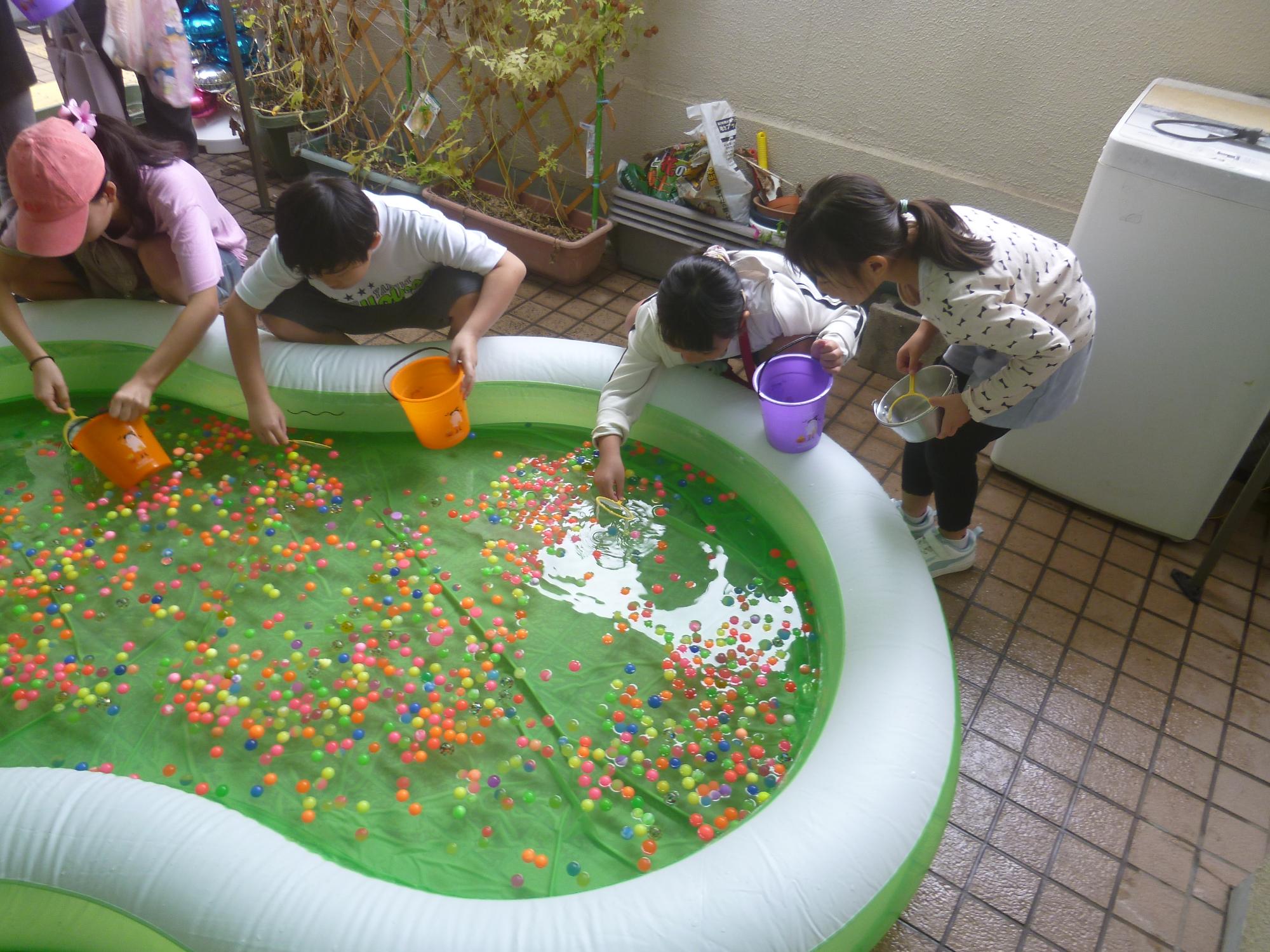 「プラザ祭り」スーパーボールすくいに挑戦する小学生の写真