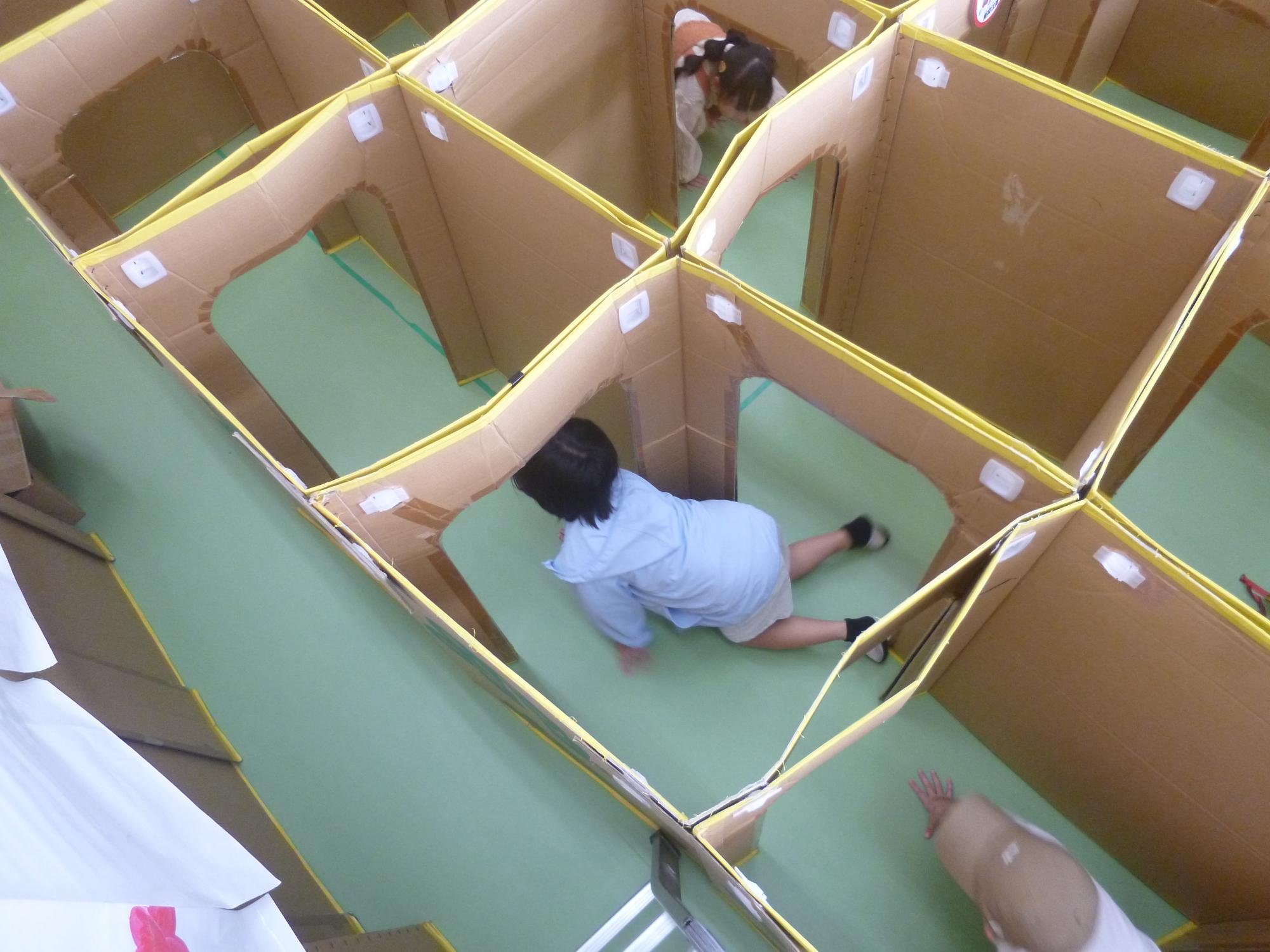 「プラザ祭り」ダンボール迷路内を進むこどもたちの写真