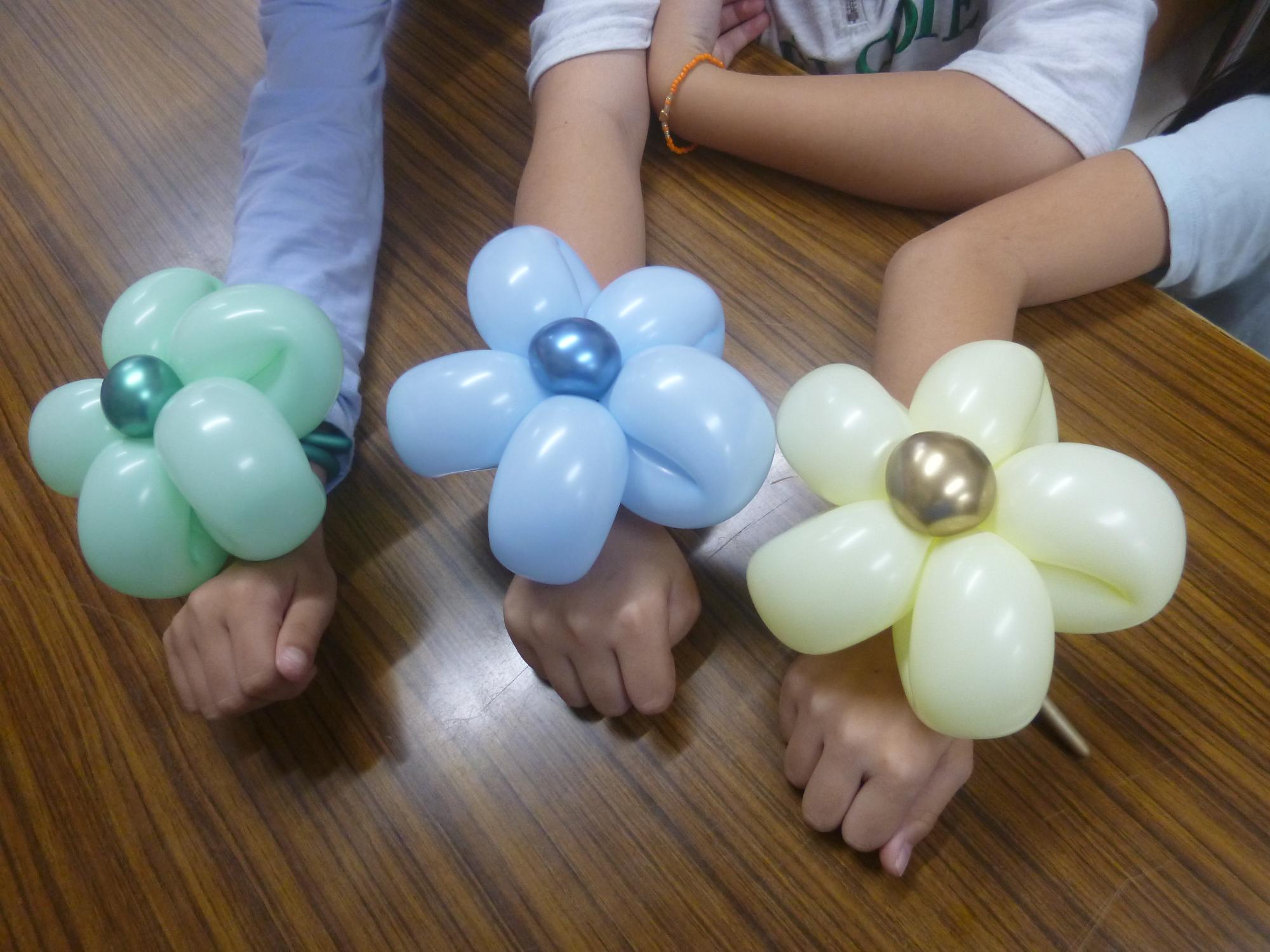 「プラザ祭り」、バルーンアートで作られたブレスレットの写真