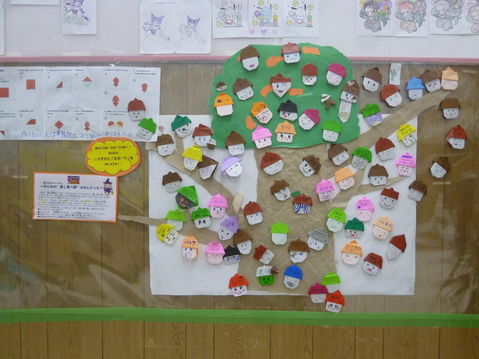 どんぐりの木にどんぐりがいっぱいついている様子