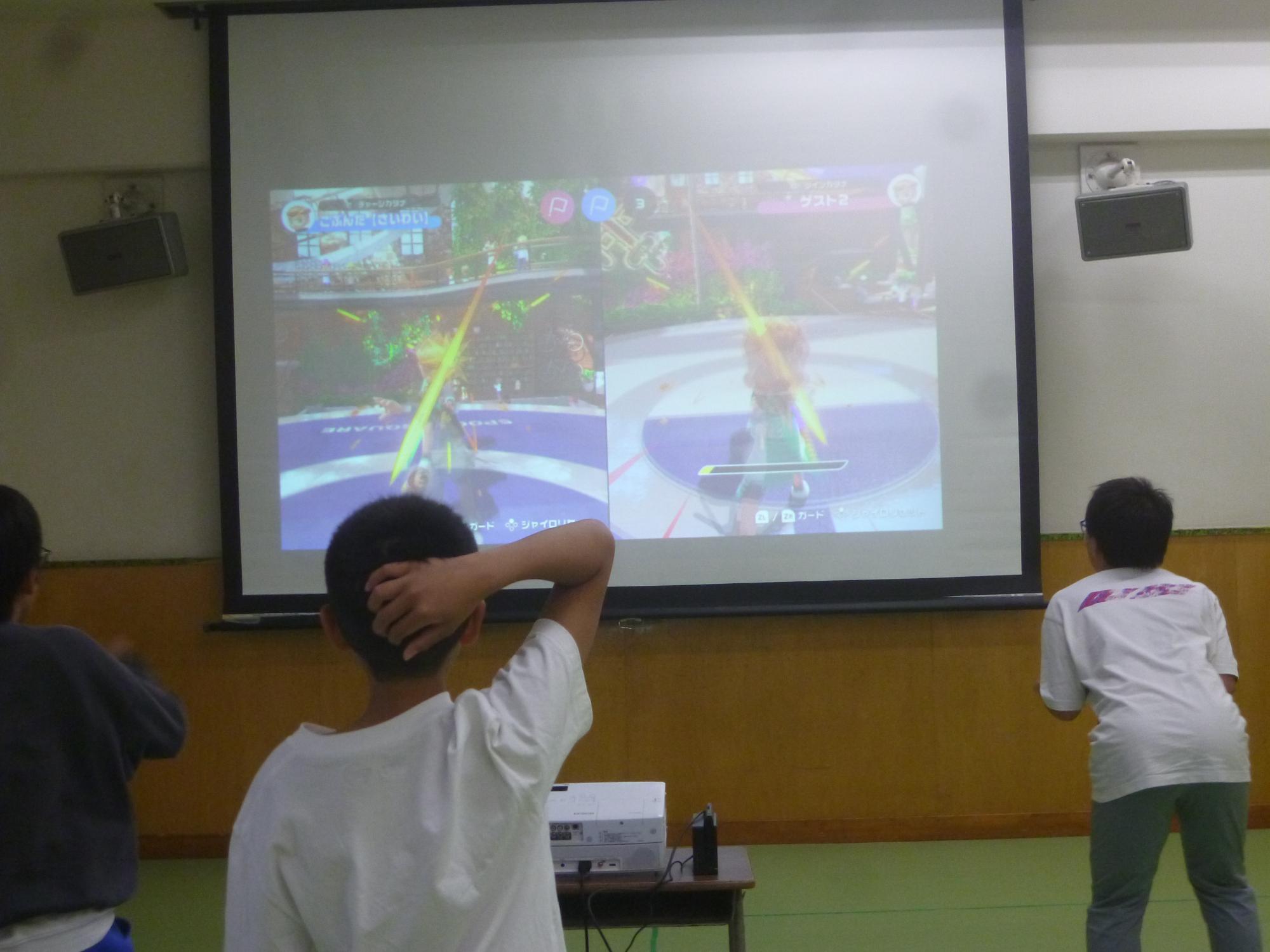 「eスポーツで遊ぼう」チャンバラのゲームを楽しむ小学生の写真