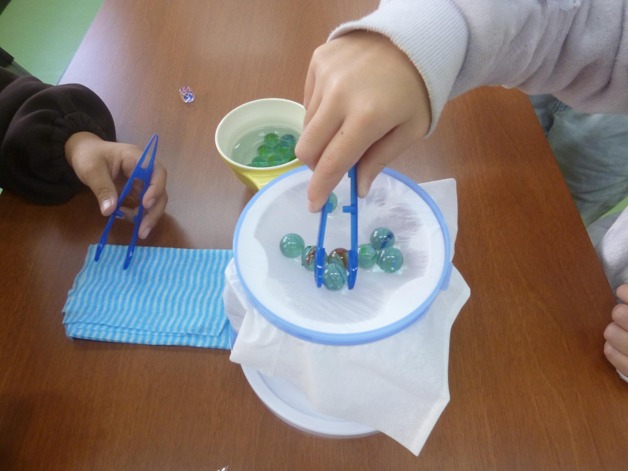 ビー玉のボードゲーム遊びをしている様子