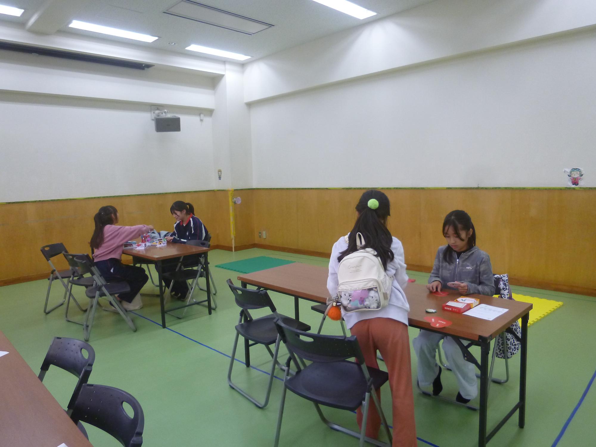 ボードゲームで遊ぶ様子