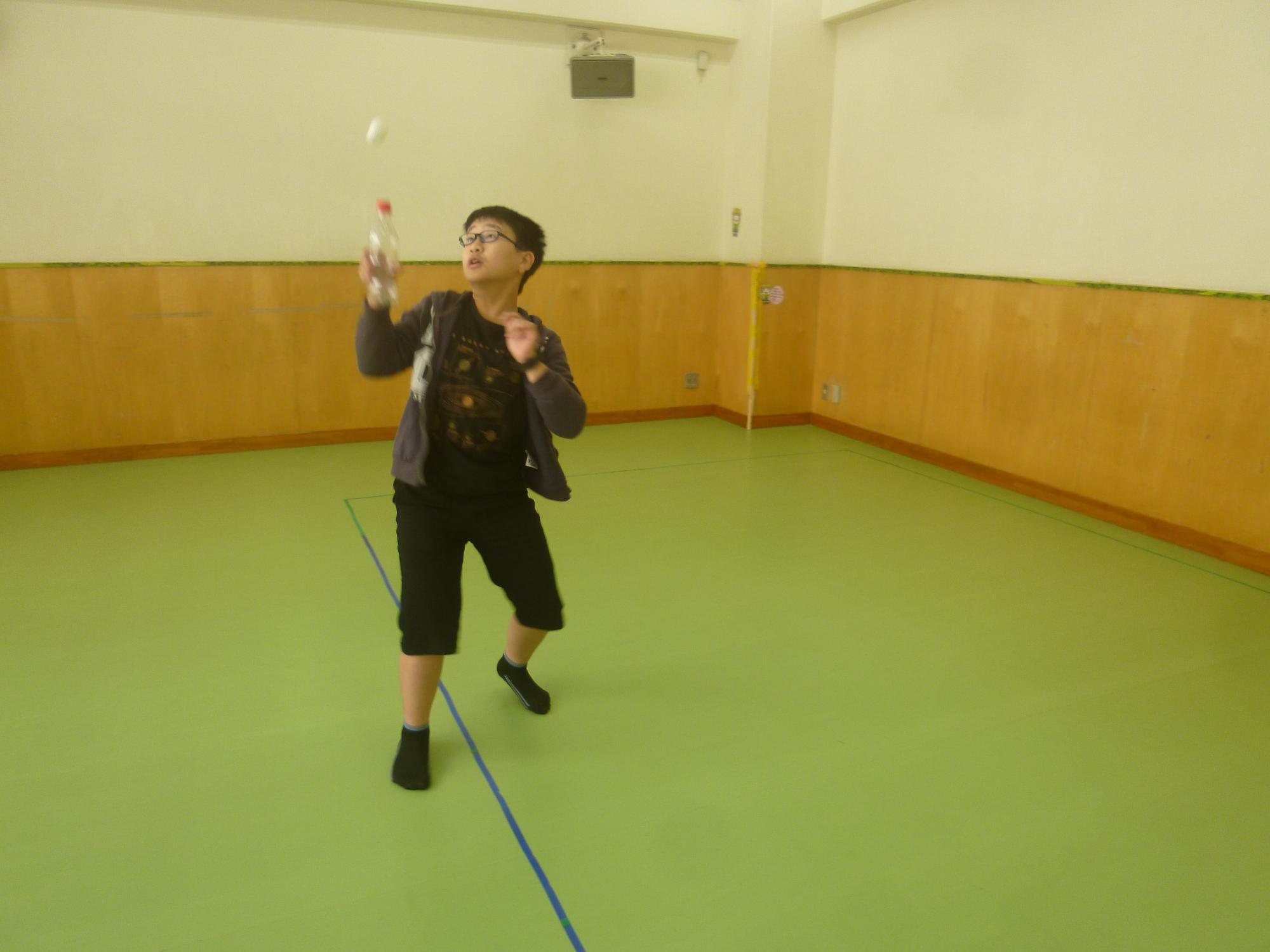 今月のチャレンジ ピンポン弾ませを行っている様子