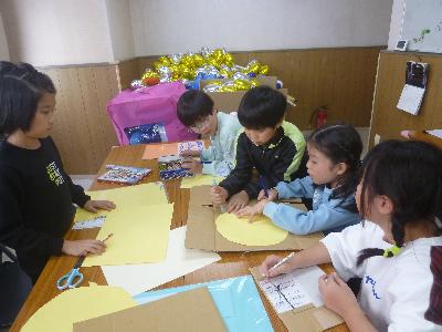 お泊り会の看板作りをしている様子