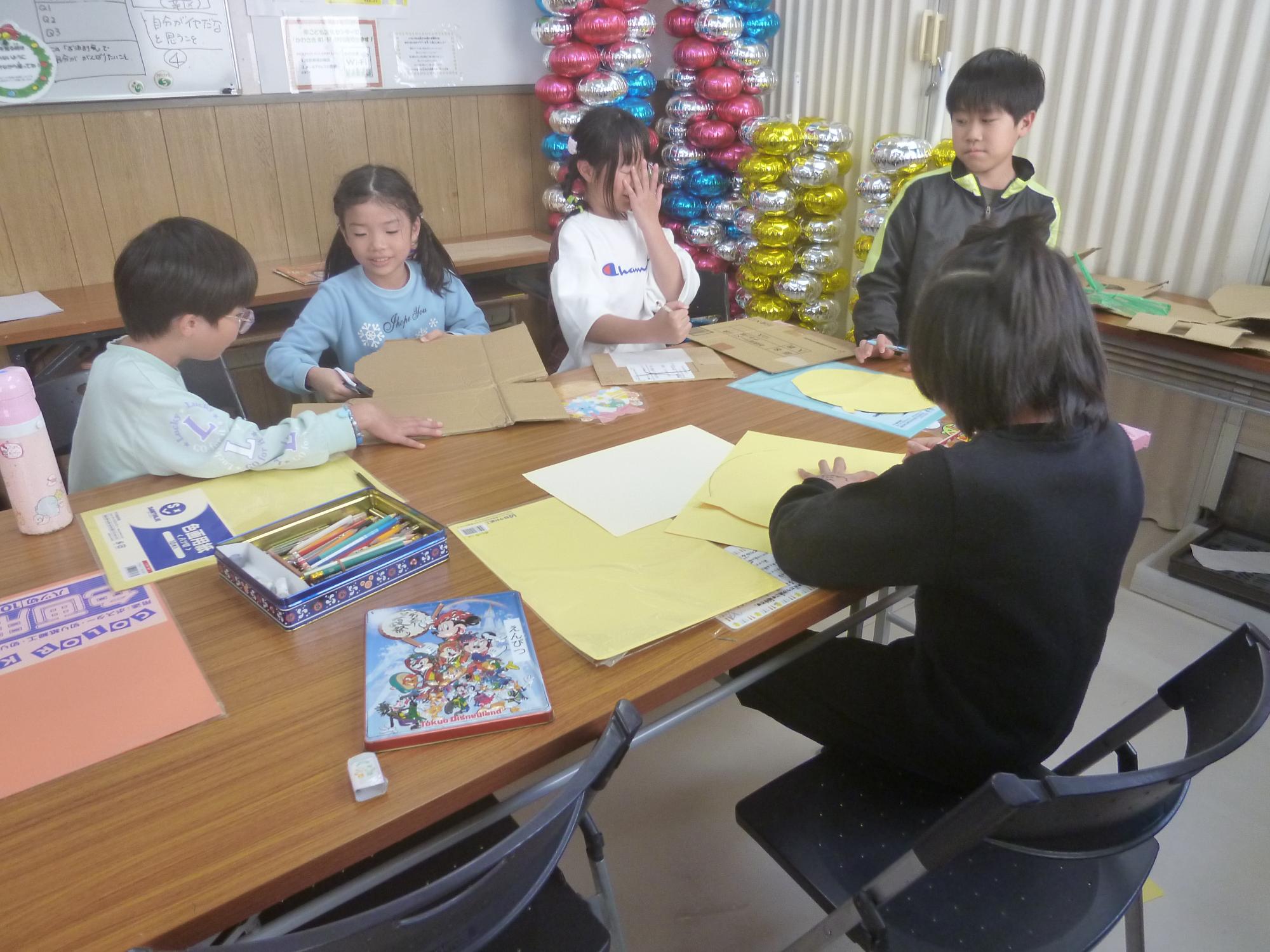 お泊り会の看板作りを相談している様子