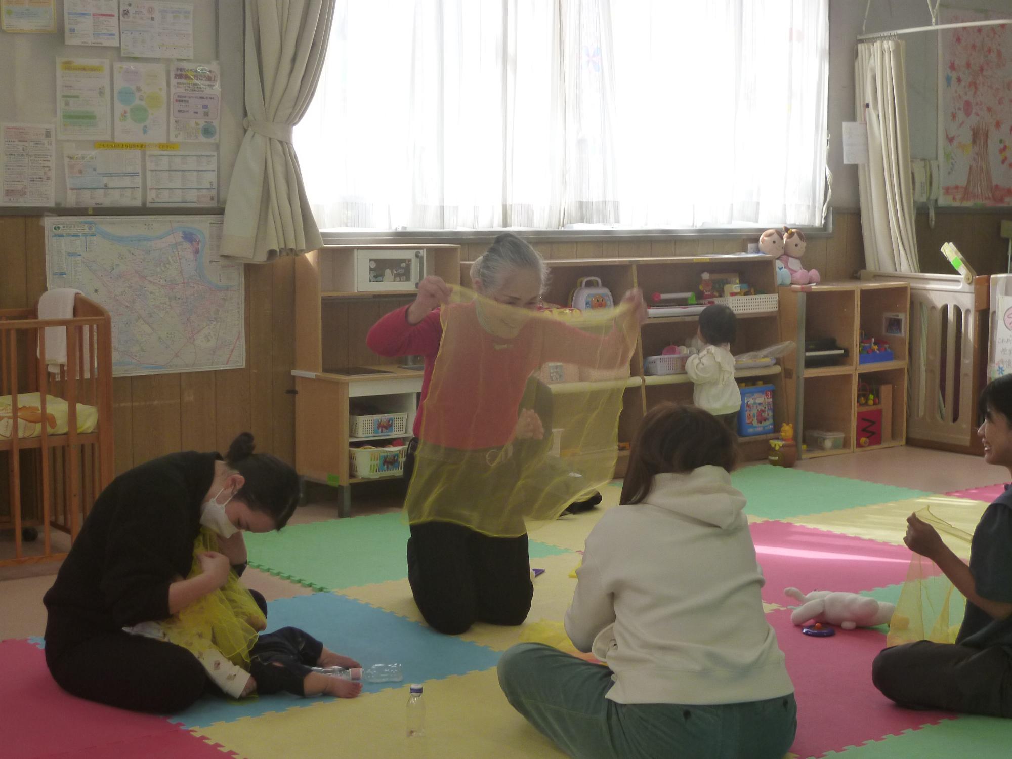 幼児行事の布遊びをしている様子