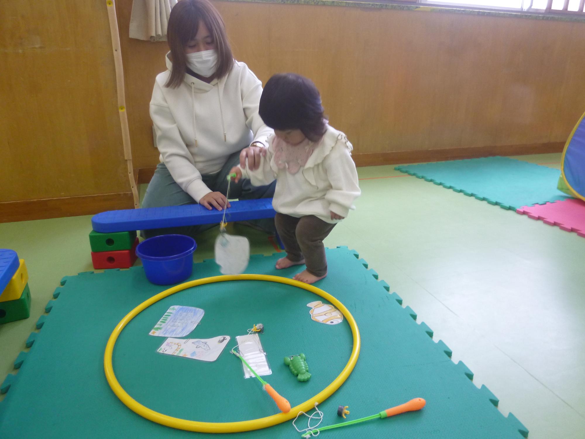 集会室で魚釣りをしている様子