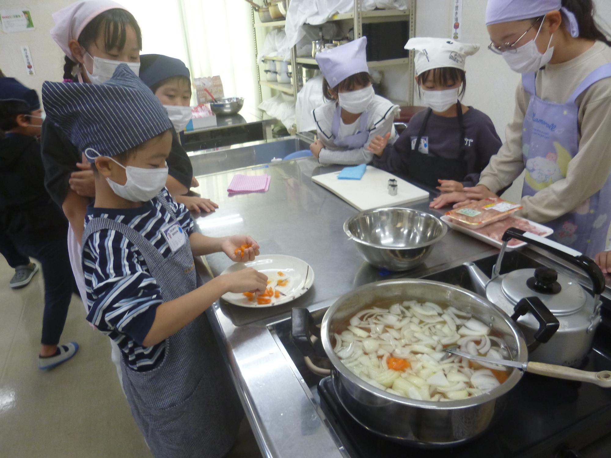 カレーを作っている様子