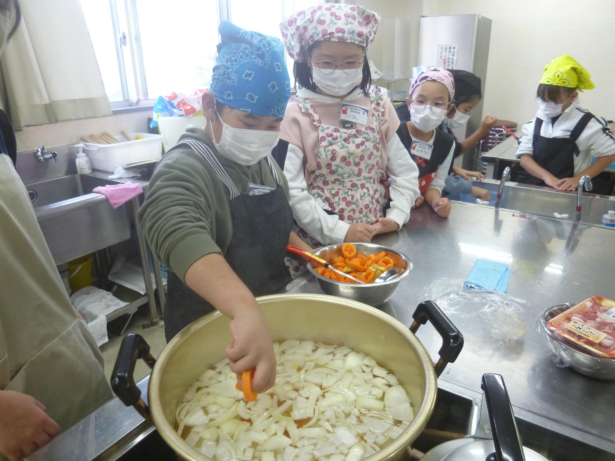 カレーの具材を鍋に入れている様子