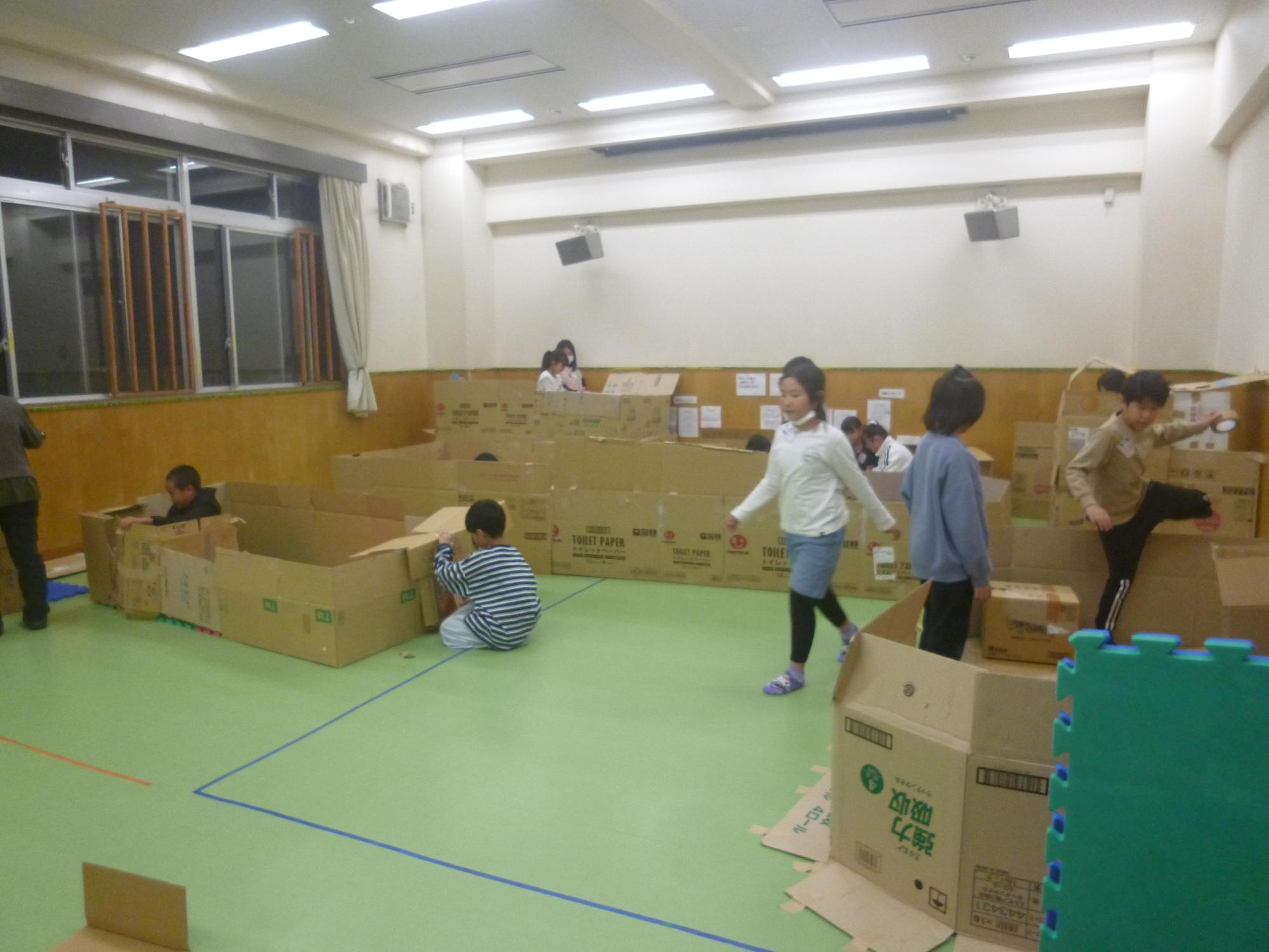 ダンボールハウスを友達と協力して作っている様子