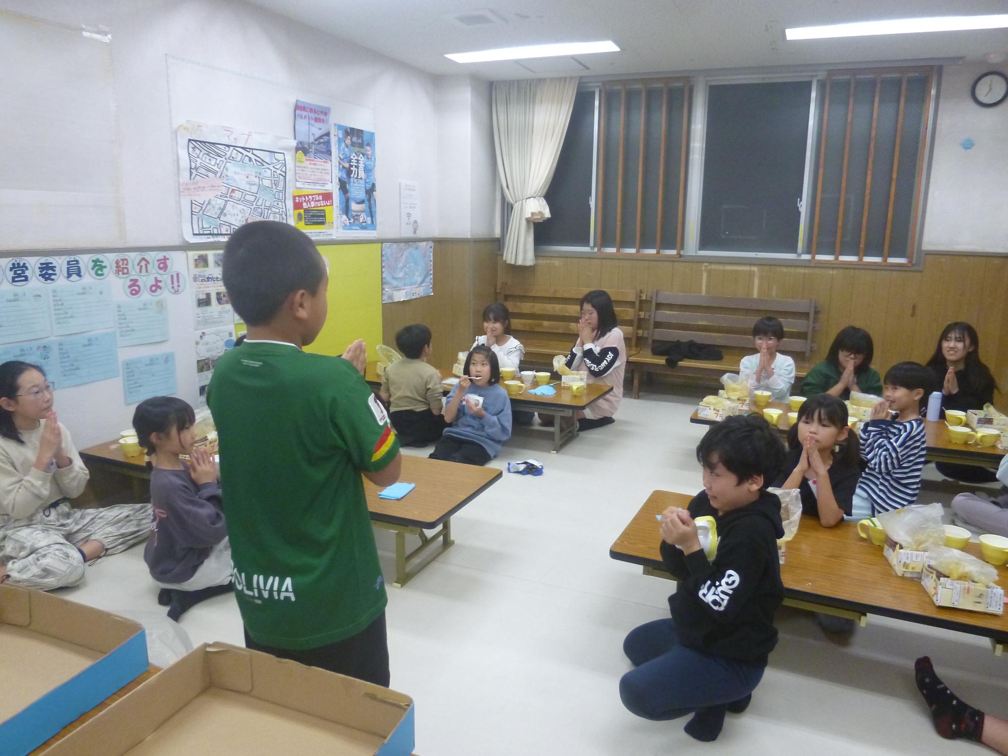 みんなで夕飯のカレーを食べる様子