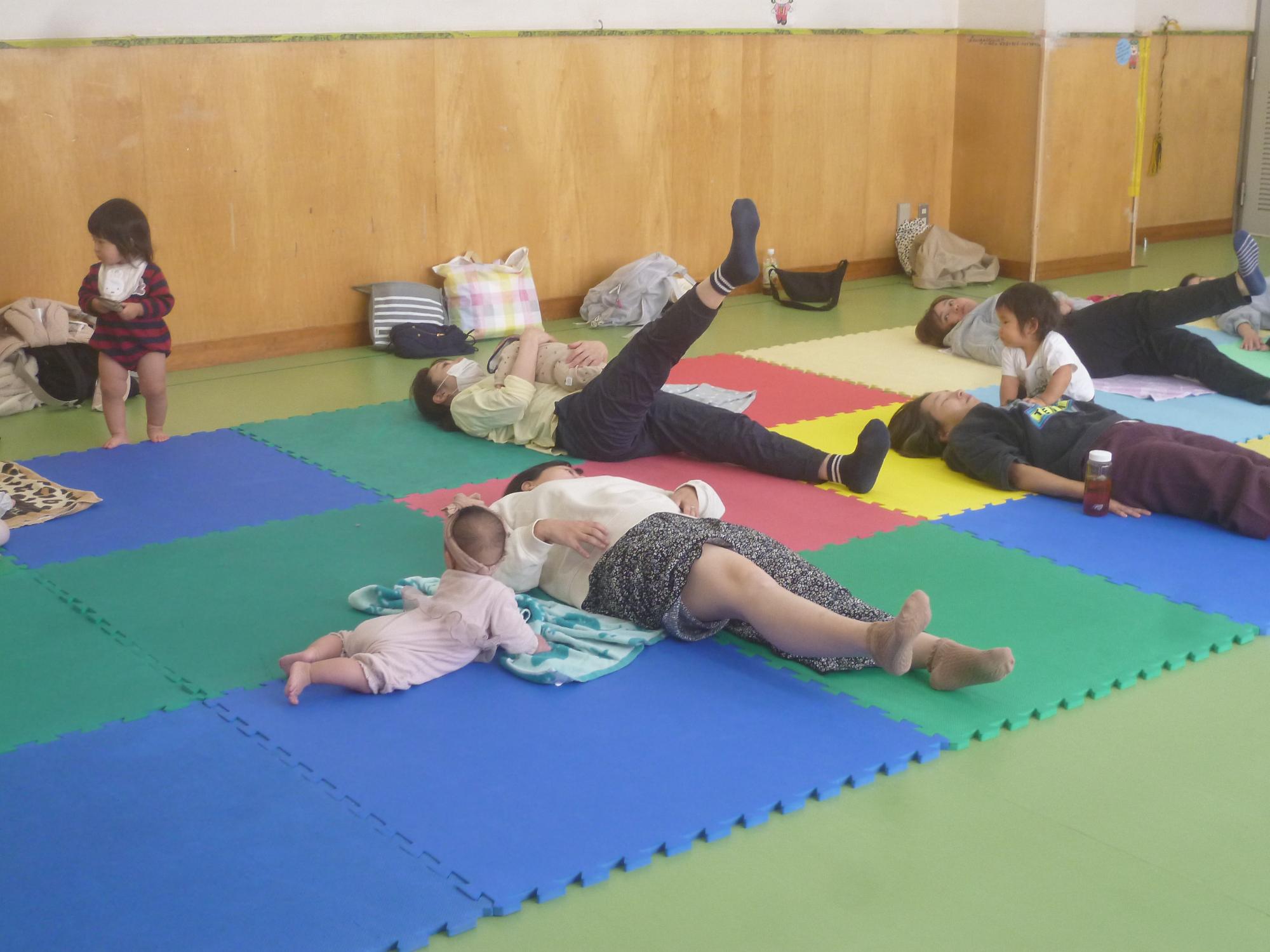 親子でヨガをしている様子