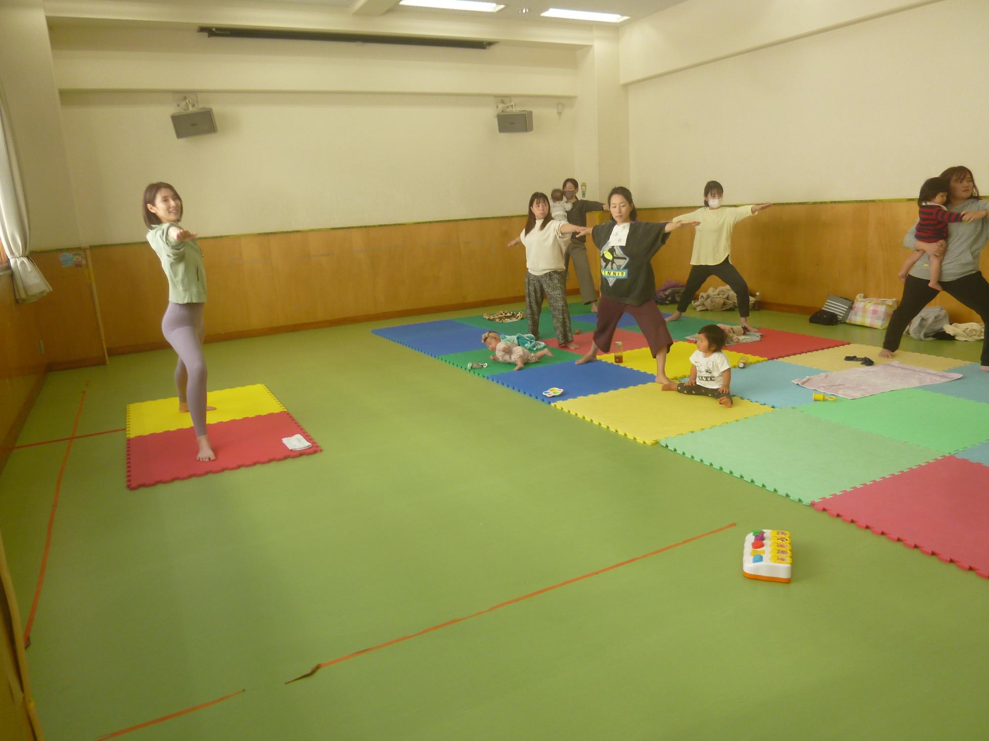 親子でヨガをやっている様子