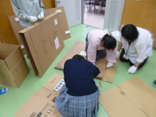 段ボールをカットする様子
