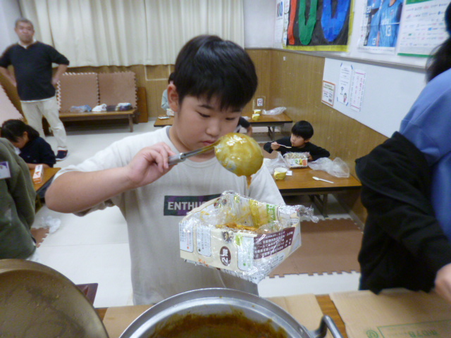 カレーをお変わりする様子