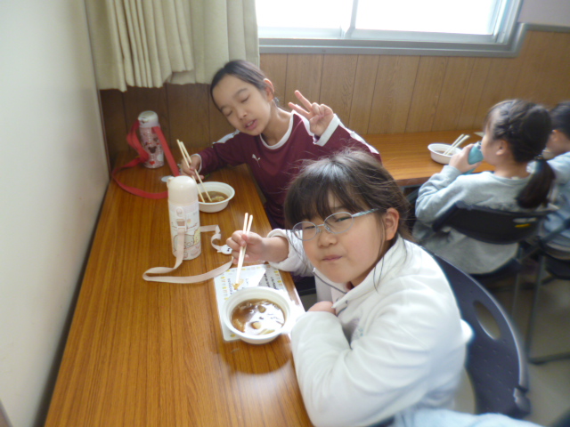 休憩する子どもたちの写真
