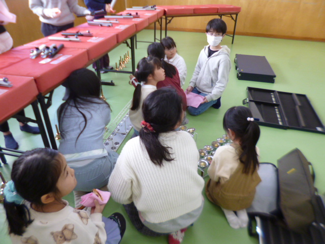 ベルの練習をする子供たちの写真