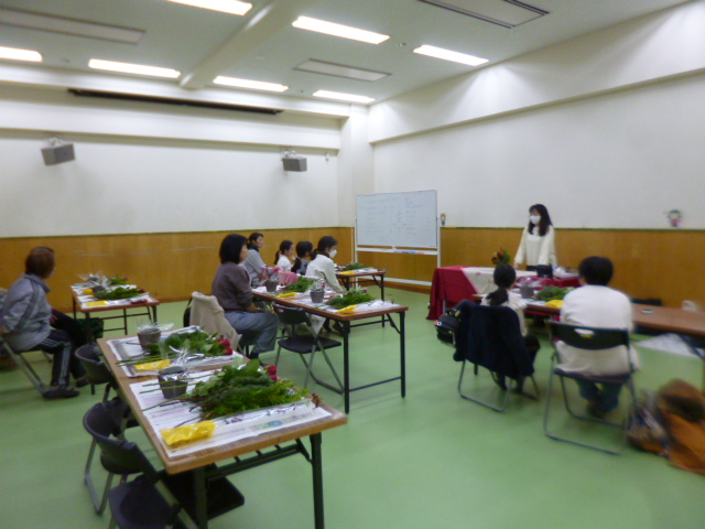 講師の先生の話を聞く親子の写真