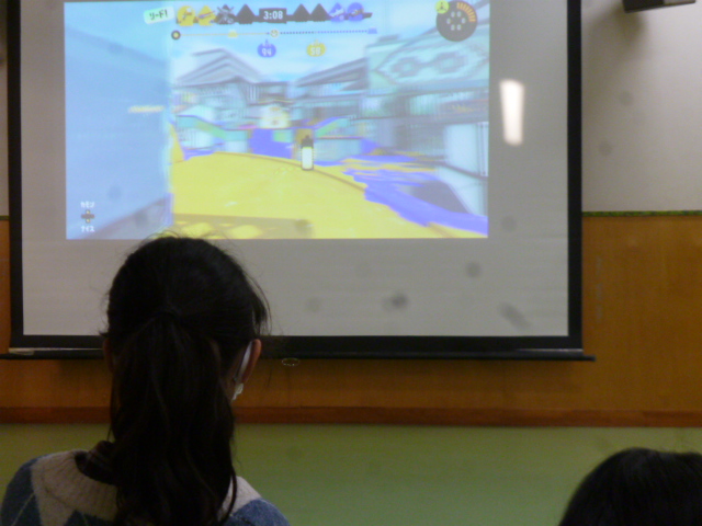eスポーツをするこどもたちの写真