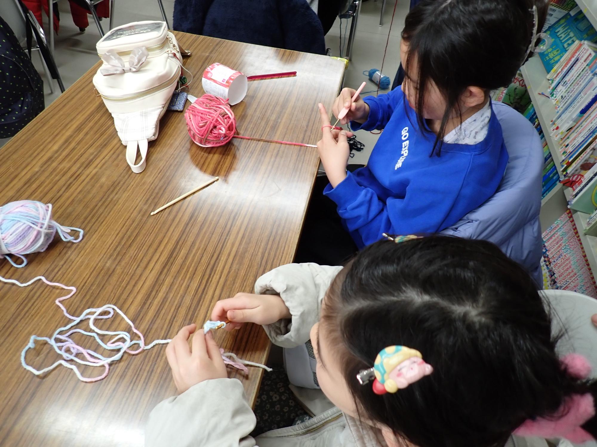 あみものをしているこどもたちの写真