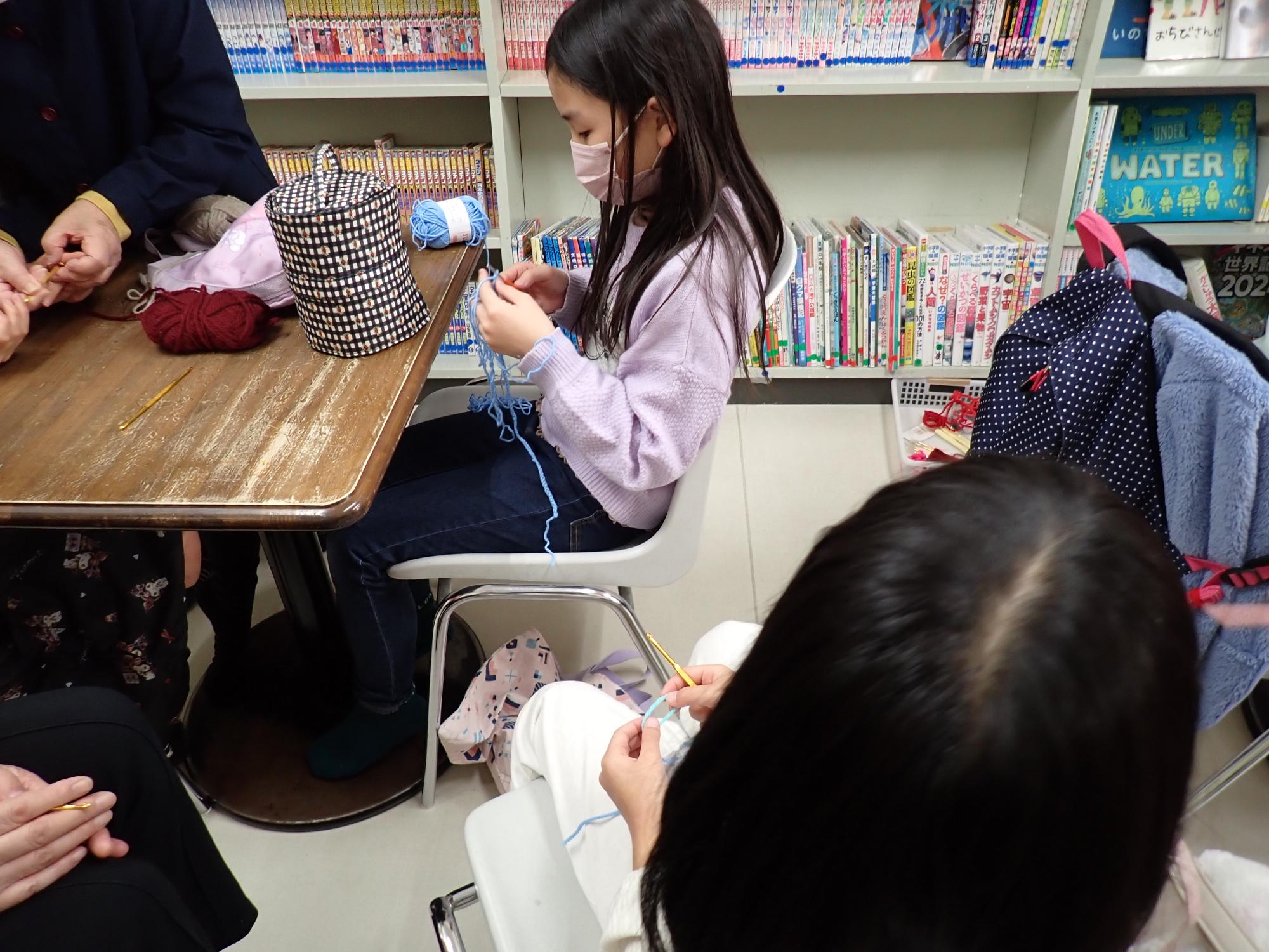 あみものをする子どもたちの写真