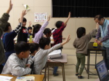 男性講師に向けて沢山の参加した児童から多くの質問が飛び交っている様子の写真